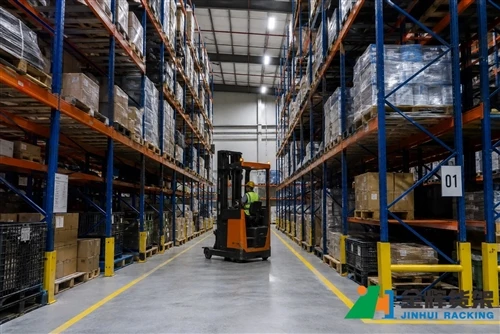 How Warehouse Aisle Width Affects Pallet Racking Capacity and Forklift Access